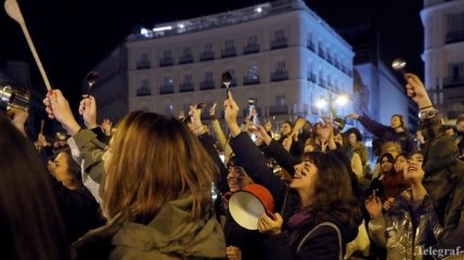 Испанки вышли на улицы в ночь на 8 марта с кастрюлями и сковородками