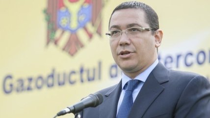 В премьер-министра Румынии запустили мешком с деньгами