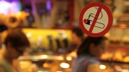 Курение при детях официально считается насилием в Латвии