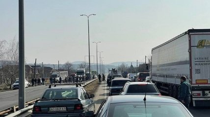 "Тарифные майданы" не утихают: возле Ужгорода перекрыли трассу Киев-Чоп
