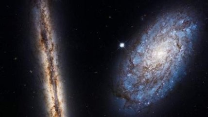 К своему 27-летию "Хаббл" запечатлел спиральную галактическую пару