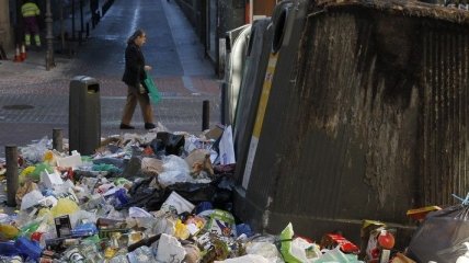 Конец забастовки: Мадрид уже убирают от мусора