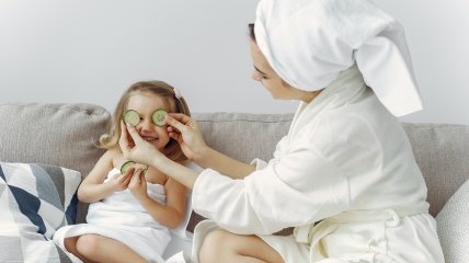 С днем дочери! Красочные видеопоздравления и яркие открытки с праздником