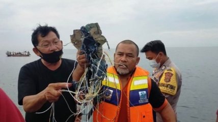 Падал в море со скоростью молнии: появился рассказ свидетелей крушения индонезийского Boeing  в Индонезии