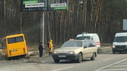 На трассе под Киевом маршрутка влетела в столб, есть пострадавшие (фото и видео)