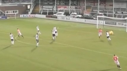 Английский футболист забил супергол в стиле Месси (Видео)