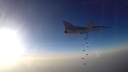 РФ впервые показала видео ударов Ту-22М3 по объектам ИГИЛ 