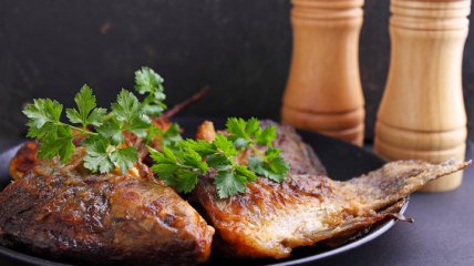 Что приготовить из карася: 5 вкусных идей