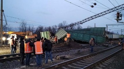 Под Днепром ночью сошли с рельсов вагоны грузового поезда: ЧП попало на фото