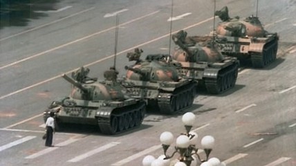 "Одинокий бунтарь", который сдерживает продвижение колонны танков во время протестов на площади Тяньаньмэнь в Пекине, июнь 1989 года