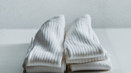 Белые носки требуют правильного ухода (изображение создано с помощью ИИ)