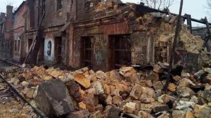 В Одессе аварийное здание обрушилось на железнодорожные пути