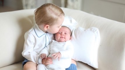 В Сети появились первые снимки принцессы Шарлотты с принцем Джорджом
