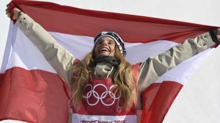 Австрийская сноубордистка Гассер завоевала "золото" Пхенчхана в биг-эйре 
