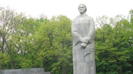 В Харькове произошли стычки во время возложения цветов к Мемориалу Славы