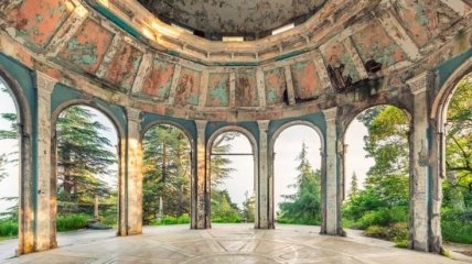 Увядающая красота: фотопроект о разрушающихся зданиях Абхазии (Фото) 