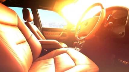 Салон автомобиля в жару может нагреваться до 50 градусов и выше