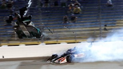 Машина взлетела в воздух: во время гонки Indycar в Айове случилась страшная авария (Видео)