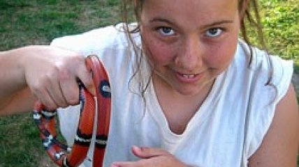 Из-за дружбы со змеями девочку выгнали из школы