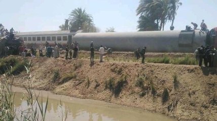 В Египте десятки людей погибли после столкновения пассажирских поездов (фото, видео) 