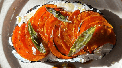 Тост с тыквой и сыром дорблю