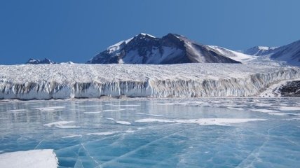 Насколько быстро тает? Ученые засняли основание самого большого ледника в Антарктике