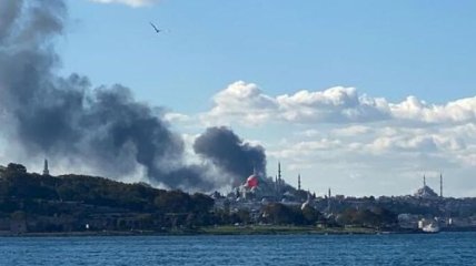 В Стамбуле вспыхнул сильный пожар в больнице, гремят взрывы (видео)