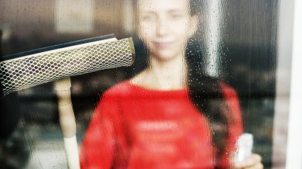 Конденсат на вікнах з’являється від надлишку вологи в приміщенні та різниці температур