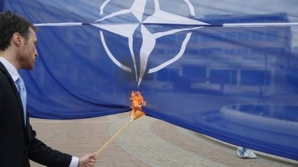 В Черногории поклонники Путина демонстративно сожгли флаг НАТО