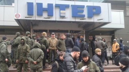 Активисты полка "Азов" заблокировали здание телеканала "Интер"
