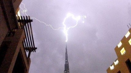  Дубай: молния ударила в самое высокое здание в мире