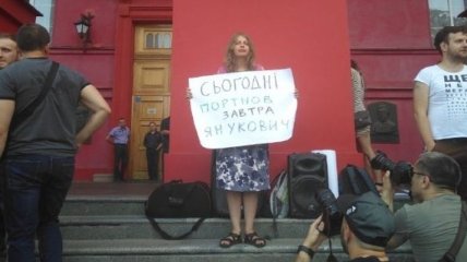 Студенты собрались у здания КНУ с плакатами "Портнов, пора в Ростов"