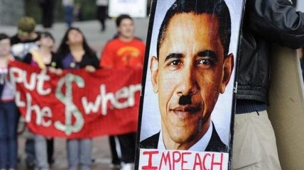 Старушку арестовали за кражу плаката Обамы с усами Гитлера