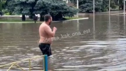 Тренд 2021: в затопленном Измаиле люди купаются прямо на городских улицах (видео)