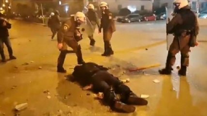 Протесты в Афинах вылились в крупную потасовку с полицией: фото и видео с места