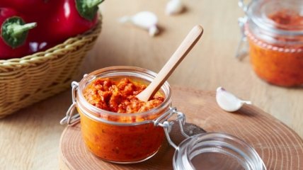 Такую намазку можно приготовить из перцев разного цвета