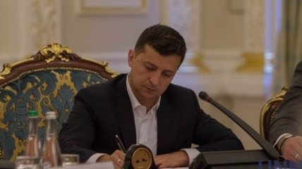 Зеленский поручил правительству до 1 декабря представить предложения изменений в Конституцию