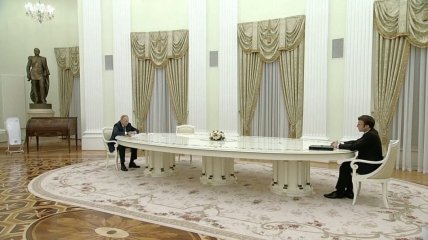 Путин и Макрон встретились за белым овальным столом в Кремле