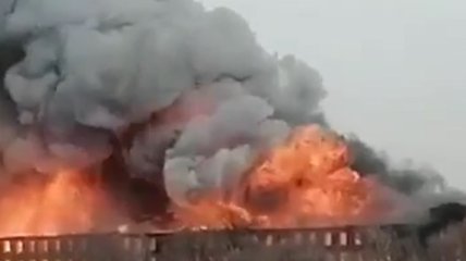 Пожар видно почти со всех концов Питера: в РФ зрелищно горит фабрика, есть жертвы (видео)