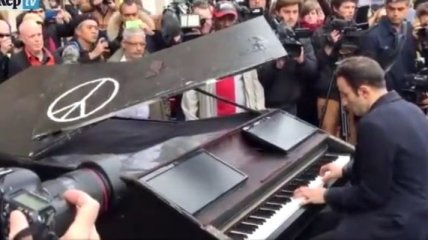 Пианист исполнил песню Леннона на месте теракта в Париже (Видео)