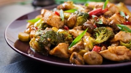 Курица с грибами - отличный вариант сытного ужина