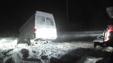 На Винниччине из снежного плена за ночь вытащили 13 автомобилей