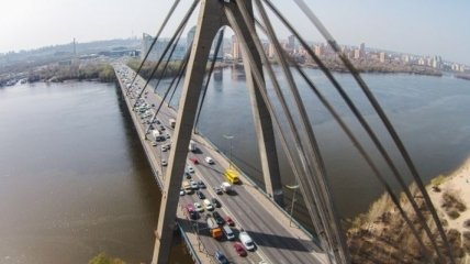 В Киевавтодоре объяснили, как ездить через Московский мост 