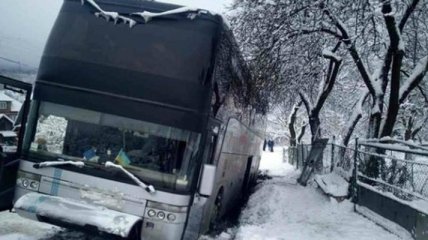 Непогода на Закарпатье: в аварию попал автобус с пассажирами 