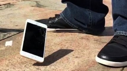 Почему смартфон чаще всего падает экраном вниз