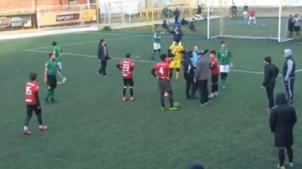 Запальні хлопці: масова бійка під час футбольного матчу в Дагестані (Відео)