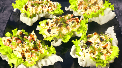 Лодочки с крабовыми палочками и креветками: рецепт новогодней закуски (видео)