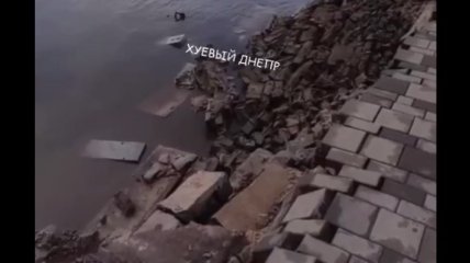 В Днепре ливнем "смыло" часть набережной в реку (видео)