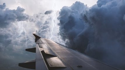 Непогода надвигается на США: массово отменяются авиарейсы 