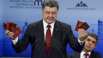 Порошенко привез в Мюнхен паспорта солдат РФ, "заблудившихся" в Украине